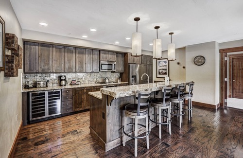 Peak 8 Condo | Luxury 4 Bedroom Steps from Skiing and Winter Activities by RedAwning