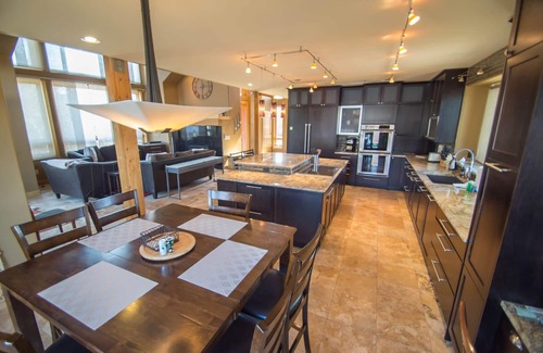 Silverthorne House | LUXURY 4BR - Silverthorne - 4 King Suites - Private Hot Tub - 7 ski areas