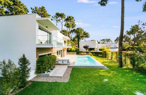 Charneca de Caparica e Sobreda Villa | Luxury 4BR Villa w/Pool & Cinema Golf | By Airnest