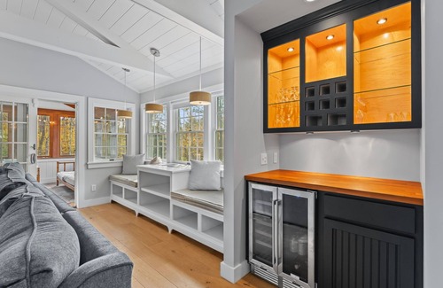 East Haven Rutland County House | Luxury 4BR Wedding & Ski Retreat by Mountain Top Inn, Killington, and Pico!
