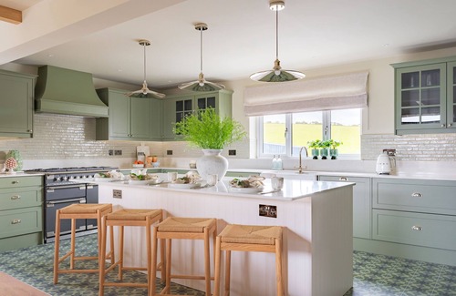 Glandyfi Cottage | Luxury 5-Bedroom Cottage With Hot Tub