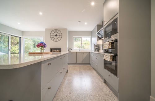 Ahakista House | Luxury 5 bedroom home with outdoor jacuzzi and indoor sauna