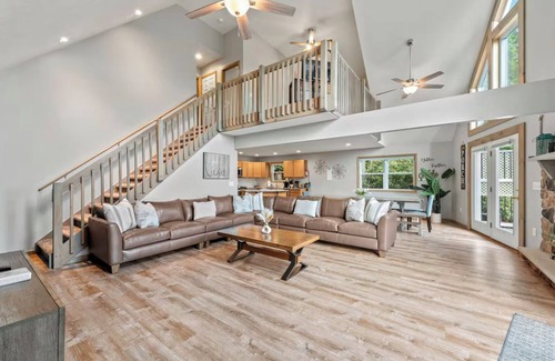 Lake Harmony House | Luxury 6-bedroom house with AC, Hot Tub, and Game Room in enjoyable Lake Harmony