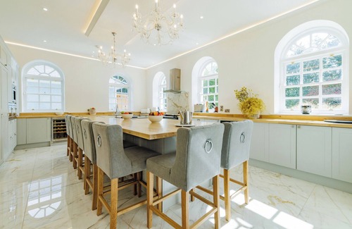 Thomastown Villa | Luxury 7-Bed Villa w/Gym, Outdoor Sauna, WiFi & Nicklaus Golf at Mount Juliet