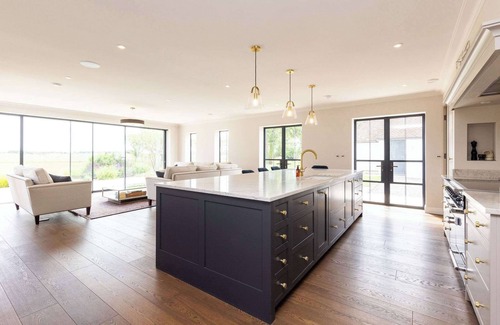 West Itchenor House | Luxury 8-Bed Retreat w/Pool, Gym & Tennis