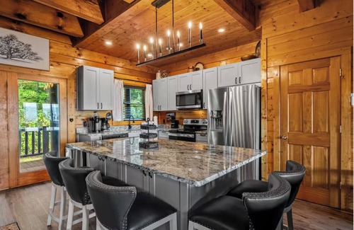 Gatlinburg - Pigeon Forge Cabin | Luxury-8BR-Lodge-Game Room-Theater&MountainViews