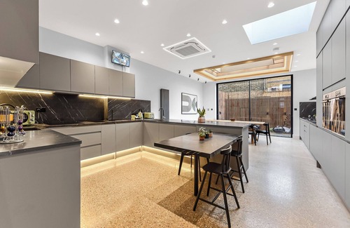 Seven Sisters House | Luxury Abode: 5-Bed Haven Ideal for Big Groups!