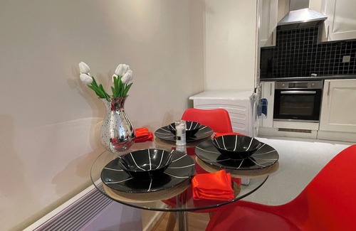 Longbridge Apartment | Luxury Apartment Near City Airport!