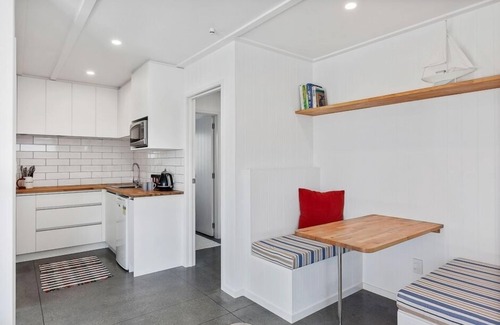 Ohope Condo | luxury beach flat, MAXIMUM four people, No cleaning fee