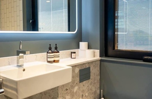 Cambridge House | Luxury: Breathtaking Home with Enchanting Garden