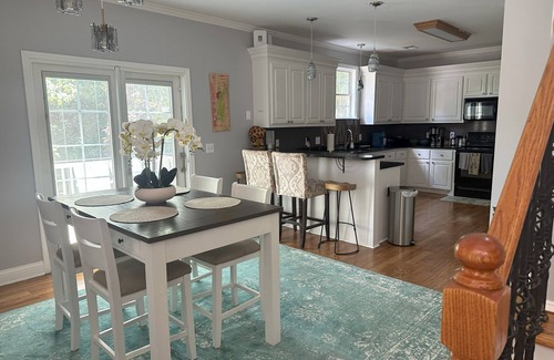 Rosewood House | Luxury Bungalow within central Rosewood w/hot tub. Family-friendly!