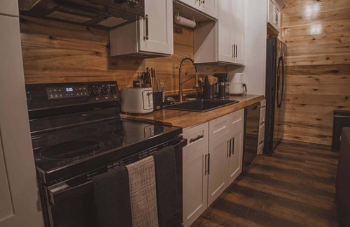 Wildwood House | Luxury Cabin | Outdoor Shower, Hot Tub, MTN Views!