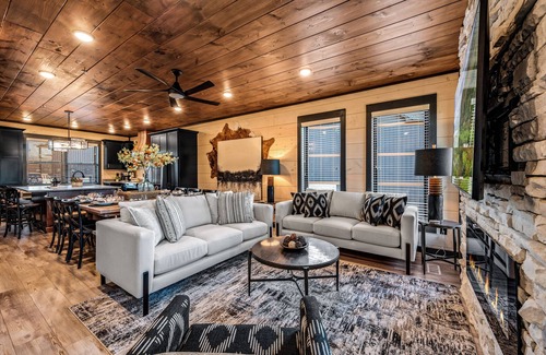 Sevierville Cabin | Luxury Cabin + Waterpark Access – Ideal for Large Groups