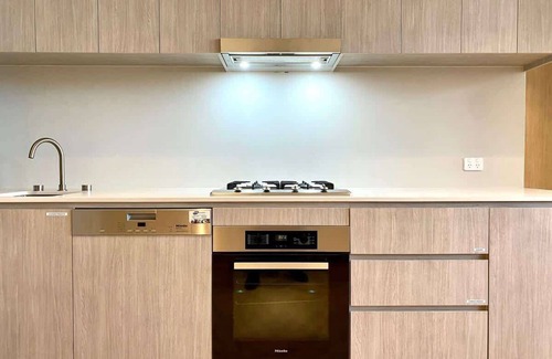 Adelaide Central Business District Apartment | Luxury CBD Beach Vibes-Queen Bed-Gym-BBQ