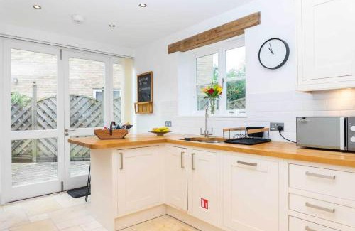 Charlton Kings House | Luxury -chelt Walking-2bed-long Stays-parking