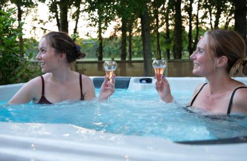 Toppesfield House | Luxury Chestnut Lodge with Hot Tub and Games Room
