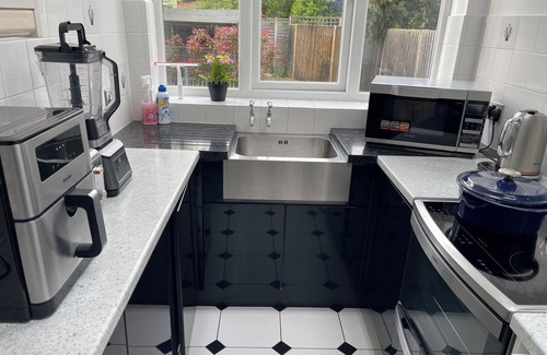 Berrylands House | Luxury Deluxe Rooms in Surbiton, an Easy Access to central London