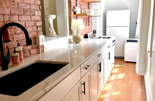 Troy Apartment | Luxury downtown apt.walk to Troy by Franklin plaza