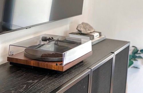 Holly House | Luxury Downtown Home w/Hot Tub Near Lake in Holly