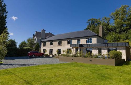 Killarney House | Luxury Eleven Bedroom House Sleeps 23 5-10 mins walk from town Centre