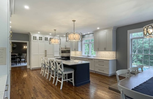 Newtown House | Luxury Escape, seasonal Infinity Pool, HotTub, private yard, lots of space