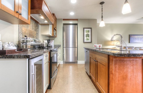 Canmore Condo | ❤️🌲Luxury Escape w/Superb Views for 6☀️Indoor Pool & Hot Tub☀️