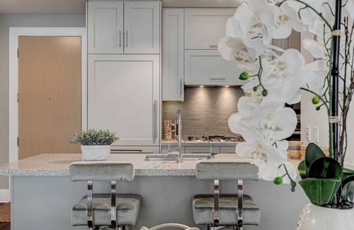 Central Waterfront Condo | Luxury Executive Suite on the water with pools