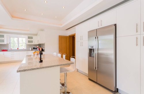 Quarteira Villa | Luxury Family Villa Overlooking 1st green of VilaSol golf, large pool and bar!