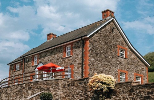 Brecon House | Luxury Farmhouse Sleeps 8 Hottub Brecon Beacons