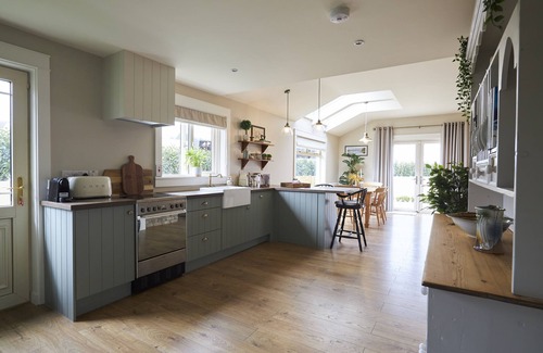 Ogonnelloe Cabin | Luxury five star self catering lodge overlooking the beautiful Lough Derg.