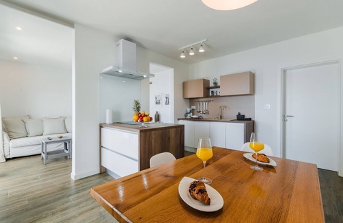 Novi Vinodolski Apartment | Luxury flat directly by the sea with pool, sauna, gym