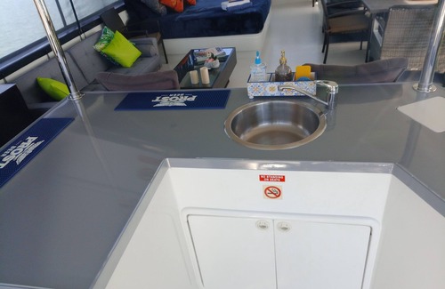 Brisbane Waterfront Boat Rental | luxury floating penthouse Russell island