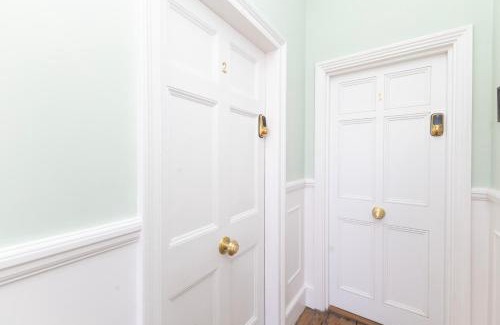 Bognor Regis Apartment | Luxury Georgian home & garden by the sea, 6 guests