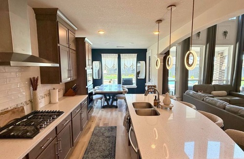 Atascocita House | Luxury Getaway w/Pool, Sauna, Gym & Lagoon