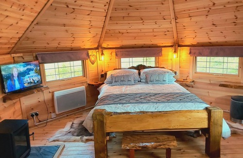 Llanon Cabin | Luxury Glamping in Hobbit Lodge, quiet, relaxing for that special break away.