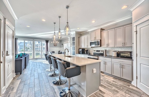Folly Field House | Luxury Home, Elevator. Star Wars Kids Room, Free Heated Pool, Lagoon View, 3 Blocks to Beach