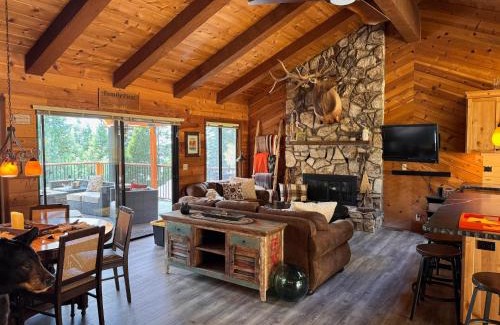 Lake Almanor Country Club House | Luxury Lake Almanor Cabin Covered Deck & Views