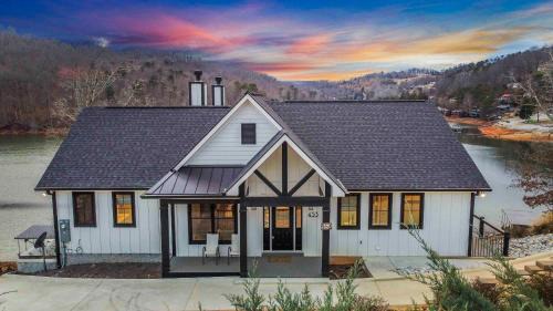 Hidden Springs House | Luxury Lakeside Living at Knot Working on Norris Lake