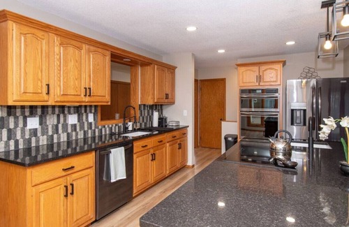 Fargo House | Luxury Living: Central 5 Bedroom Pool House