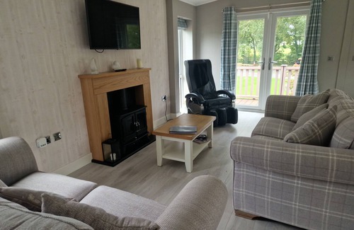 Llanfair Caereinion Cabin | Luxury Lodge - Sleeps 4, hot tub & Parking