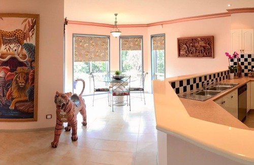 McCracken Bed & Breakfast | Luxury Londolozi Lodge African themed pet-friendly haven traditional B&B