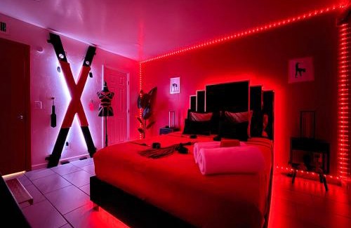 Peter Howell Apartment | Luxury Lovers Escape Hot Tub & Fantasy Suite