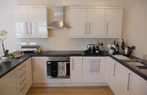 Ryde House | Luxury Mews House,5 Minutes Walk to Nearby Beach.Tranquil Courtyard,Central Ryde