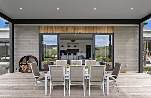 Greendale House | Luxury Modern Farm stay with Country Living