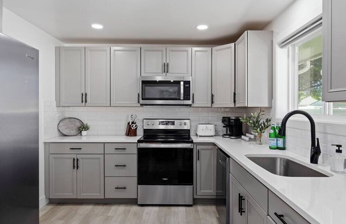 Burley House | Luxury Modern Space B 2-bedroom townhome in Burley with all the amenities.