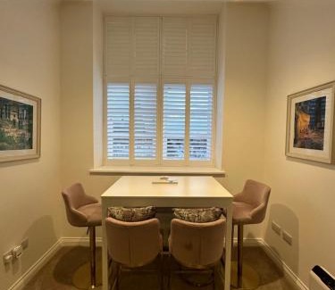 Moffat Apartment | Luxury Moffat Apartment - High End Furnishing