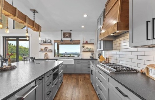 Maynardville Other | Luxury Mountain & Norris Lake Chateau w/Chef's Kitchen, Spa, Kayaks, & Sunset