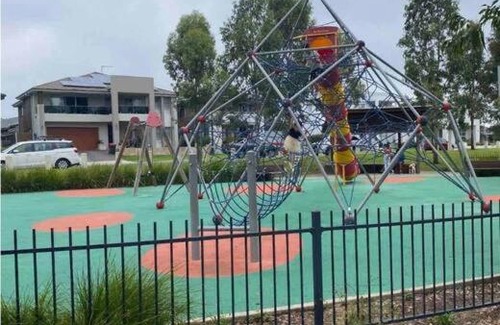 The Ponds House | Luxury New 5 Bedroom 3 Bathroom+ Study/Back Yd