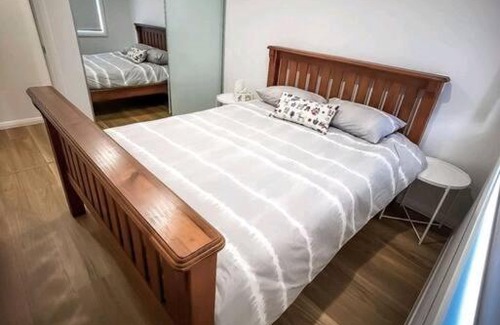 The Ponds House | Luxury New 5 Bedroom 3 Bathroom+ Study/Back Yd