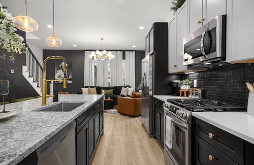 Katie Hill Neighborhood House | Luxury NEW Townhome- 9beds -rooftop with private hot tub- game room!